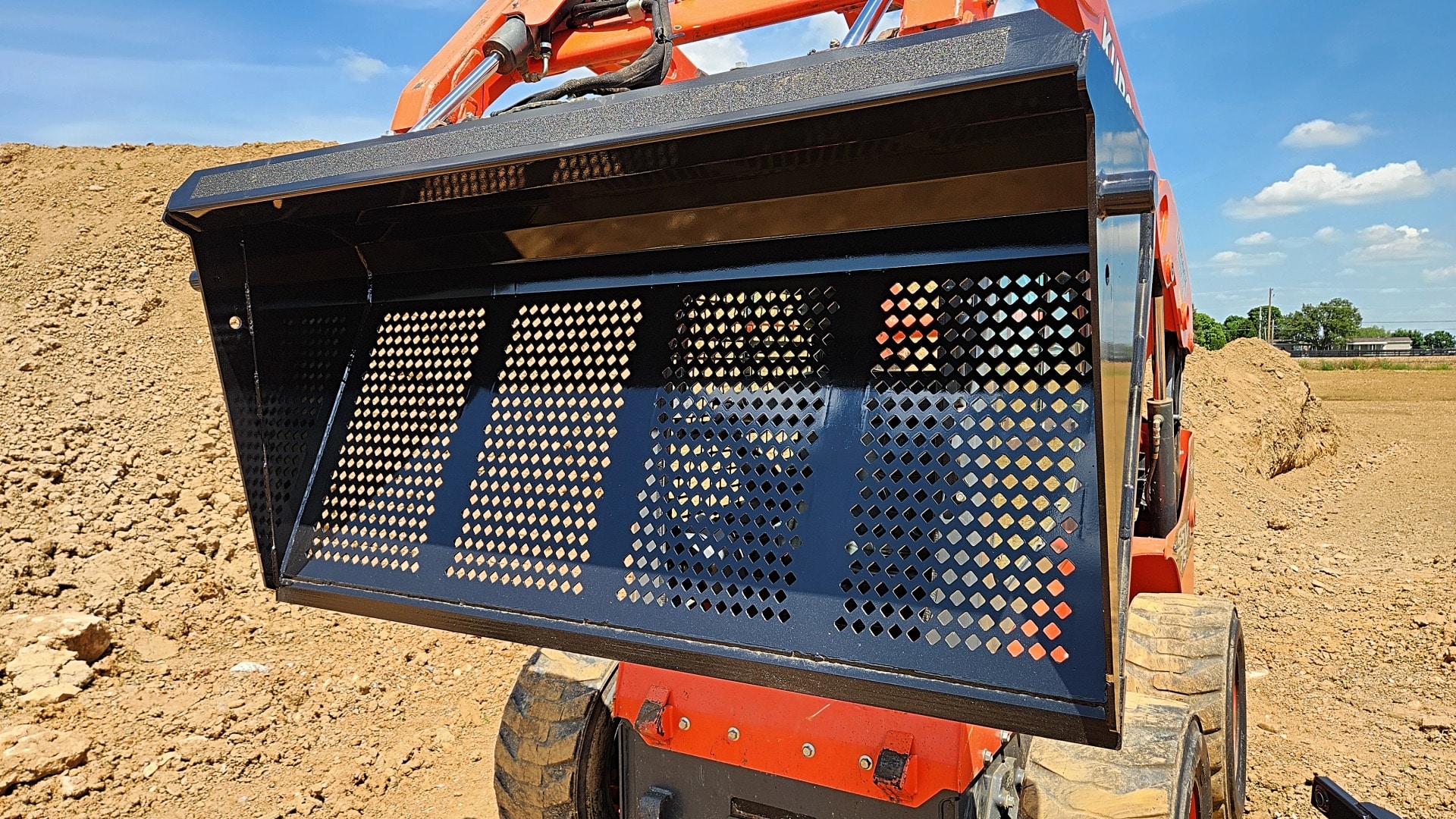 skid-steer-screening-bucket-attachment-sifting-bucket